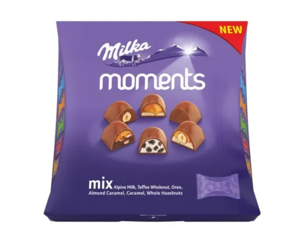 Bij Compliment.nl koop je voordelig de Milka Moments Assortiment Box van 8x169 gram. De populairste smaken van Milka zitten in één toffe box! Milka Moments is ideaal om te delen of om gewoon lekker zelf van te genieten. De assortiment pralines bevatten Milka melkchocolade met hele hazelnoten en melkchocolade met karamelvulling en hele hazelnoten. Geniet van zachte melkchocolade gemaakt van 100% Alpenmelk. Elke praline is individueel verpakt voor ultiem gemak. Bovendien zijn ze gevuld met hele hazelnoten en zijn de cacaobonen duurzaam aangekocht uit het Cocoa Life Programma. Perfect als traktatie of cadeau. Bestel nu en ervaar de onweerstaanbare smaak van Milka Moments.